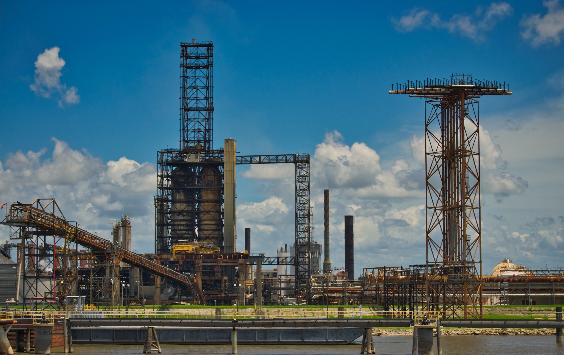 oil-refinery-ge060ff165_1920
